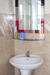 La salle de bains est pourvue d'un lavabo et d'un miroir. dans l'établissement Khách Sạn Bảy Tâm Khách Sạn Gần Dinh Thầy Thím Biển LaGi, à La Gi