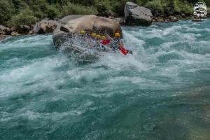 una persona en una balsa en un río en Rafting Center "TARA-RAFT", en Bastasi