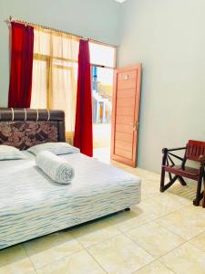 Tempat tidur dalam kamar di Sola Gracia Guest House & Kost