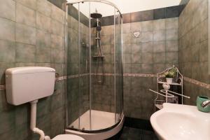 een badkamer met een douche, een toilet en een wastafel bij Casa Maia in Napels