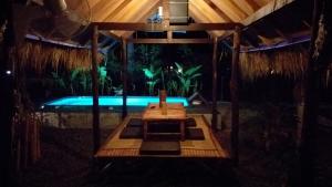 Zimmer mit einem Pool und einem Holztisch in der Unterkunft Seacroft Bamboo Village in Hinkong
