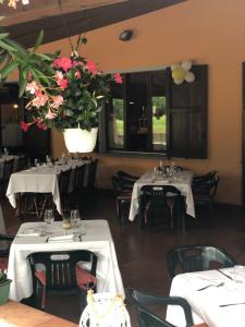 A restaurant or other place to eat at Agriturismo La Betulla