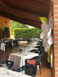 A restaurant or other place to eat at Agriturismo La Betulla