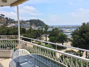 balcón con vistas a la playa en Aiguaneu S´Ermita, en Blanes