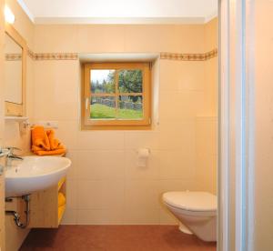 A bathroom at Steierhof