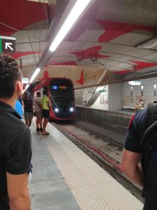 mensen die op een trein wachten bij een metrostation bij Hotel Victor Hugo Nice in Nice
