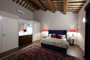 A bed or beds in a room at Residenza Palazzo Fortuna - Boutique Hotel