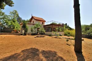 a house sitting on top of a dirt yard at Villa de Charme sur la Corniche in Sète