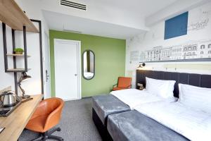 Postel nebo postele na pokoji v ubytování Graphica Tbilisi Hotel