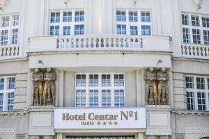 una señal del centro del hotel frente a un edificio en Hotel Centar No.1 en Belgrado