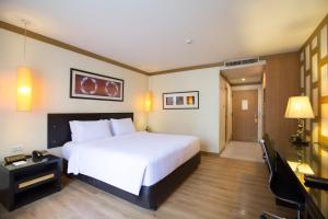 Postel nebo postele na pokoji v ubytování The Tarntawan Hotel Surawong Bangkok