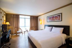 Tempat tidur dalam kamar di The Tarntawan Hotel Surawong Bangkok