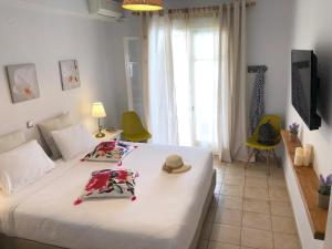 Postel nebo postele na pokoji v ubytování NIKOLETA'S CORFU APARTMENTS