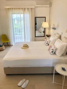 Postel nebo postele na pokoji v ubytování NIKOLETA'S CORFU APARTMENTS