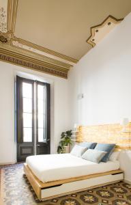 a bedroom with a large bed with a coffered ceiling at Mediterranean Way - Apartamento Canela in Tarragona