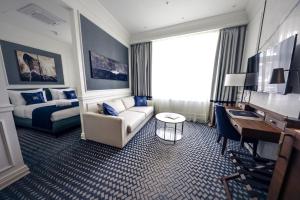 貝爾格勒的住宿－Hotel Centar No.1，酒店客房设有一张沙发和一张床