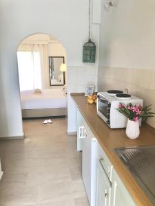 Postel nebo postele na pokoji v ubytování NIKOLETA'S CORFU APARTMENTS