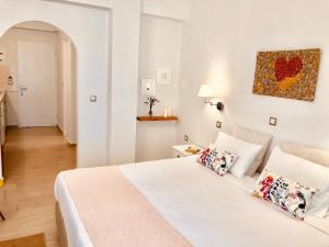 Postel nebo postele na pokoji v ubytování NIKOLETA'S CORFU APARTMENTS