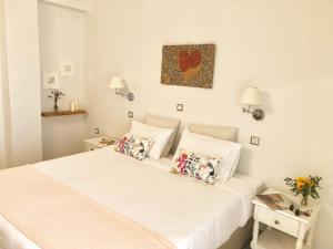Postel nebo postele na pokoji v ubytování NIKOLETA'S CORFU APARTMENTS