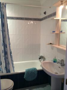 y baño con lavabo, bañera y aseo. en Luxury Oceanfront triplex in Cadiz, en Cádiz