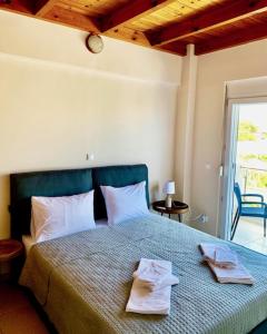 una camera da letto con un letto e due asciugamani di Villa Papagiorgio Luxury and Harmony a Gennadi