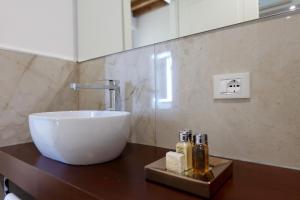 A bathroom at Residenza Palazzo Fortuna - Boutique Hotel