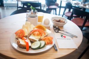 Good Morning+ Halmstad في هالمستاد: صحن طعام جالس على طاولة طعام