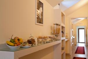 uma cozinha com uma tigela de fruta no balcão em B&B 7Cento Ulivi em Valderice