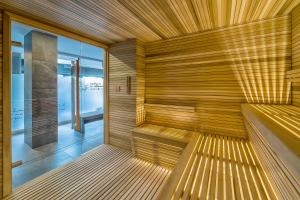 una sauna con banco en un edificio en Hotel Leonardo Da Vinci Wellness SPA, en Bibione