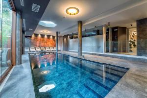 una piscina en medio de una casa en Hotel Leonardo Da Vinci Wellness SPA, en Bibione