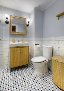 パンティコサにあるDuplex para 12 Panticosaのバスルーム(トイレ、洗面台、鏡付)