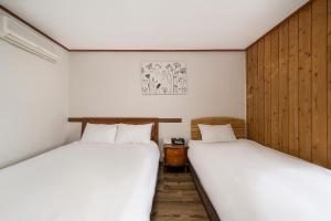 Säng eller sängar i ett rum på Fantastic Ocean View Sydney Hotel