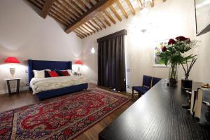 A bed or beds in a room at Residenza Palazzo Fortuna - Boutique Hotel