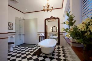 Kylpyhuone majoituspaikassa Thotalagala