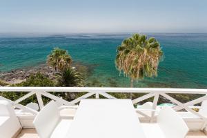 プエルト・デル・カルメンにあるCabrera Suitのバルコニーから海の景色を望めます。