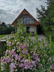 una casa con un ramo de flores delante de ella en Grzybowo Dom wakacyjny, en Grzybowo