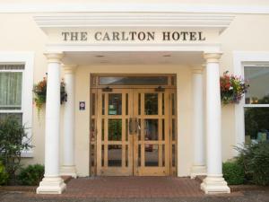 uma entrada para o hotel Carillon com colunas em TLH Carlton Hotel and Spa - TLH Leisure and Entertainment Resort em Torquay