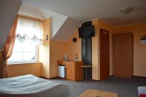弗瓦迪斯瓦沃沃的住宿－Willa Adler，酒店客房设有床、窗户和桌子。
