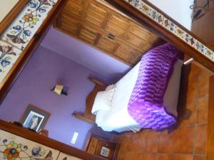 uma vista superior de uma cama num quarto em Hotel La Vega em Alcalá de la Selva