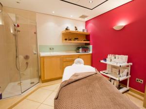 TLH Carlton Hotel - TLH Leisure, Entertainment and Spa Resort客房内的一张或多张床位