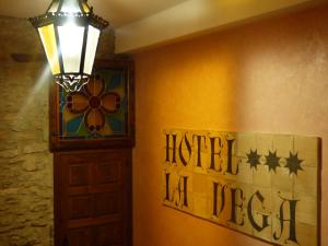 アルカラ・デ・ラ・セルバにあるHotel La Vegaのランプ付きの部屋