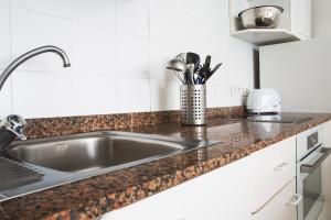 A kitchen or kitchenette at Apartamentos Cabrera Még 32 kép