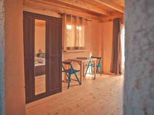 een eetkamer met een tafel en stoelen in een kamer bij Bungalow - Fuego - Surf & Yoga Villa in La Pared