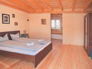 A bed or beds in a room at Bungalow - Fuego - Surf & Yoga Villa