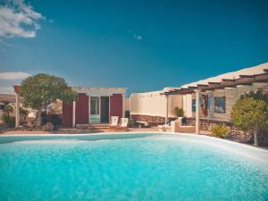The swimming pool at or close to Bungalow - Fuego - Surf & Yoga Villa