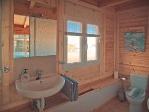 A bathroom at Bungalow - Fuego - Surf & Yoga Villa