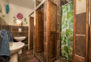 A bathroom at Cape Agulhas BACKPACKERS 