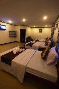 Postel nebo postele na pokoji v ubytování Parent Heritage Angkor Villa