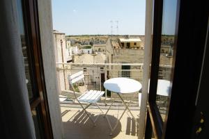 een balkon met 2 stoelen en uitzicht op de stad bij Il Diamante nei Sassi Rooms in Matera