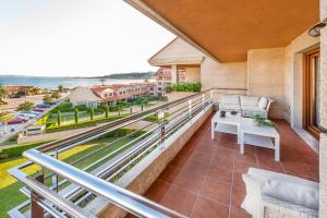 een balkon met uitzicht op de oceaan bij Nuevo Ático Isla de la Toja in Isla de la Toja